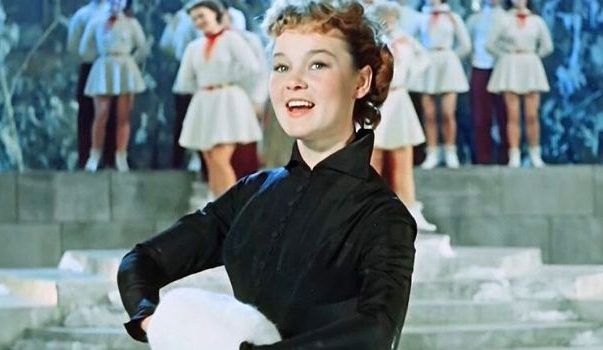 Людмила Гурченко получила от жизни все, о чем мечтала — роли, известность, любовь публики. Единственная роль, в которой она так и не смогла раскрыть свой талант — роль супруги и матери. Поклонникам казалось, что она живет так же легко и красиво, как юная Леночка из “Карнавальной ночи”, но на самом деле это было не так.